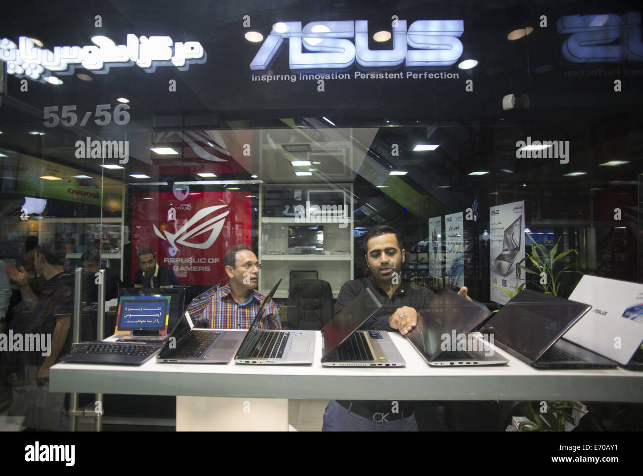 Tehran, Iran. 2nd Sep, 2014. September 2, 2014 - Tehran, Iran - An Iranian  trader places an Asus laptop at his shop window in Tehran's Paytakht  (Capital) computer center. Morteza Nikoubazl/ZUMAPRESS ©