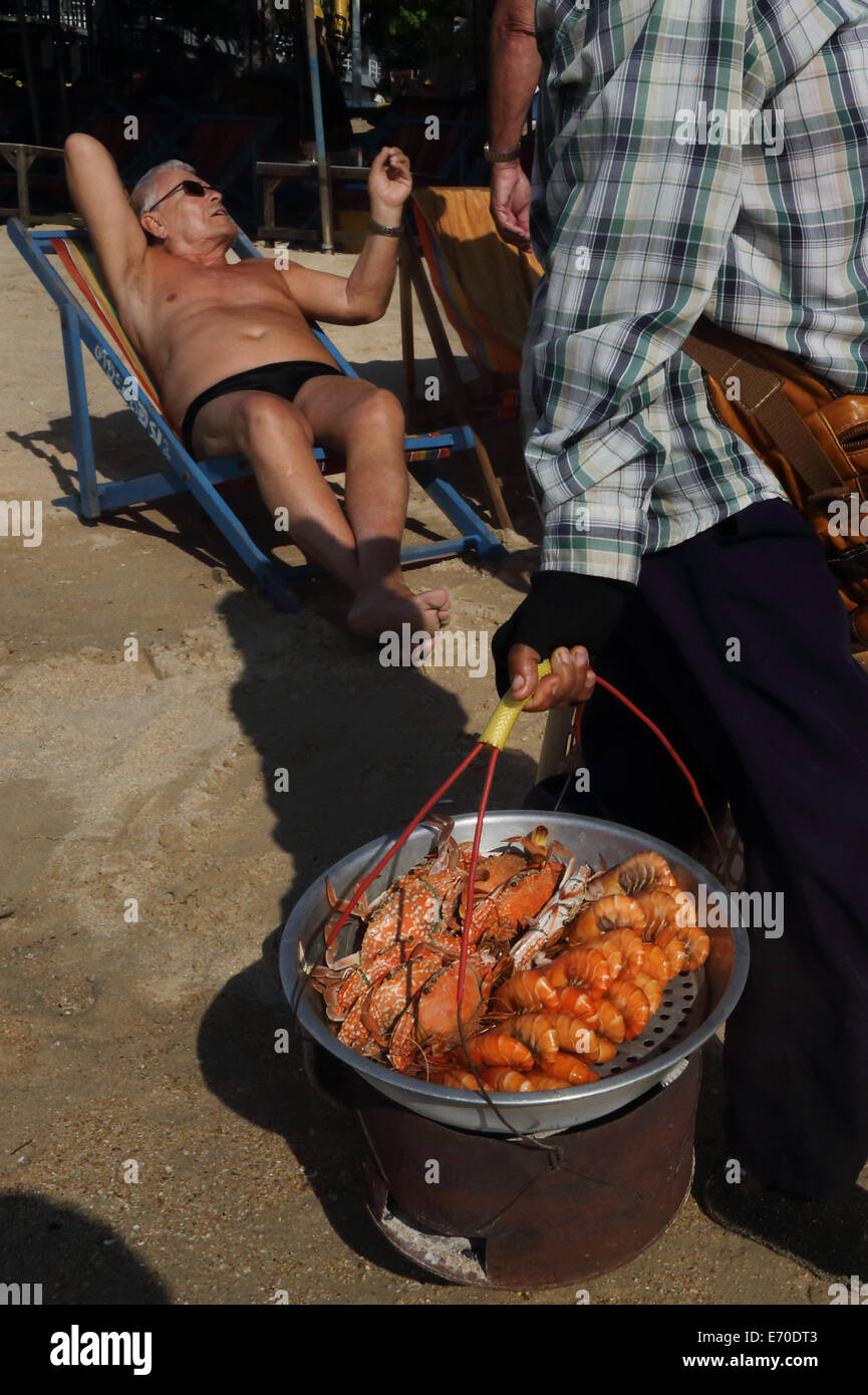 Thailand, Pattaya, Food Vendor on Pattaya Beach  Photo : Pixstory / Alamy Stock Photo