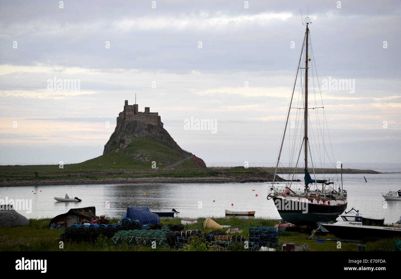 Holy Island: Lindisfarne Castle & Harbour Stock Photo