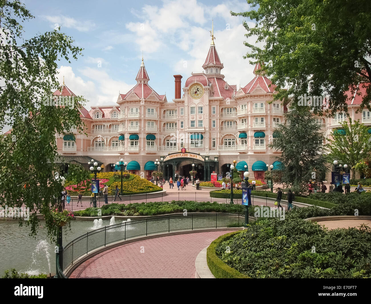 Disneyland entrance hi-res stock photography and images - Alamy