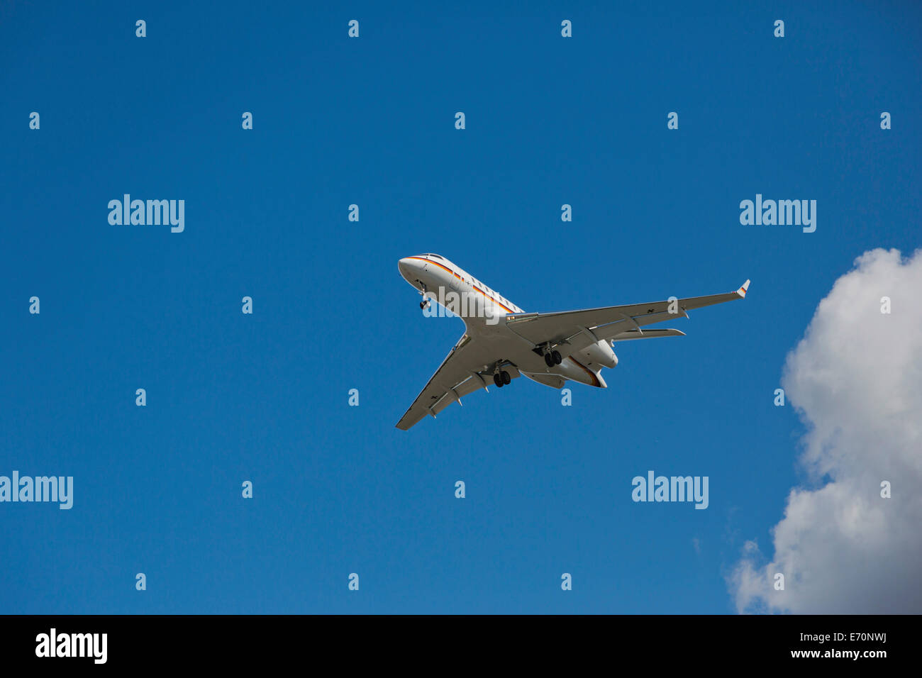 Bombardier global 5000 aircraft hi-res stock photography and images - Alamy