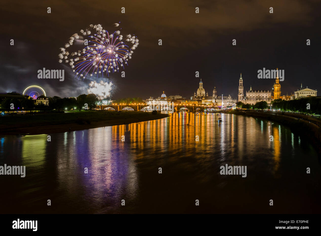 Fireworks illuminating the historic part of the town with Frauenkirche church and Brühl's Terrace, seen from the Marienbrücke Stock Photo