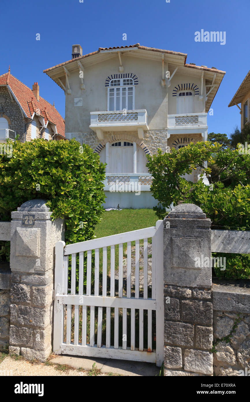 White gate entrance to traditional French seaside house on the Corniche de Nauzan near Royan. Stock Photo