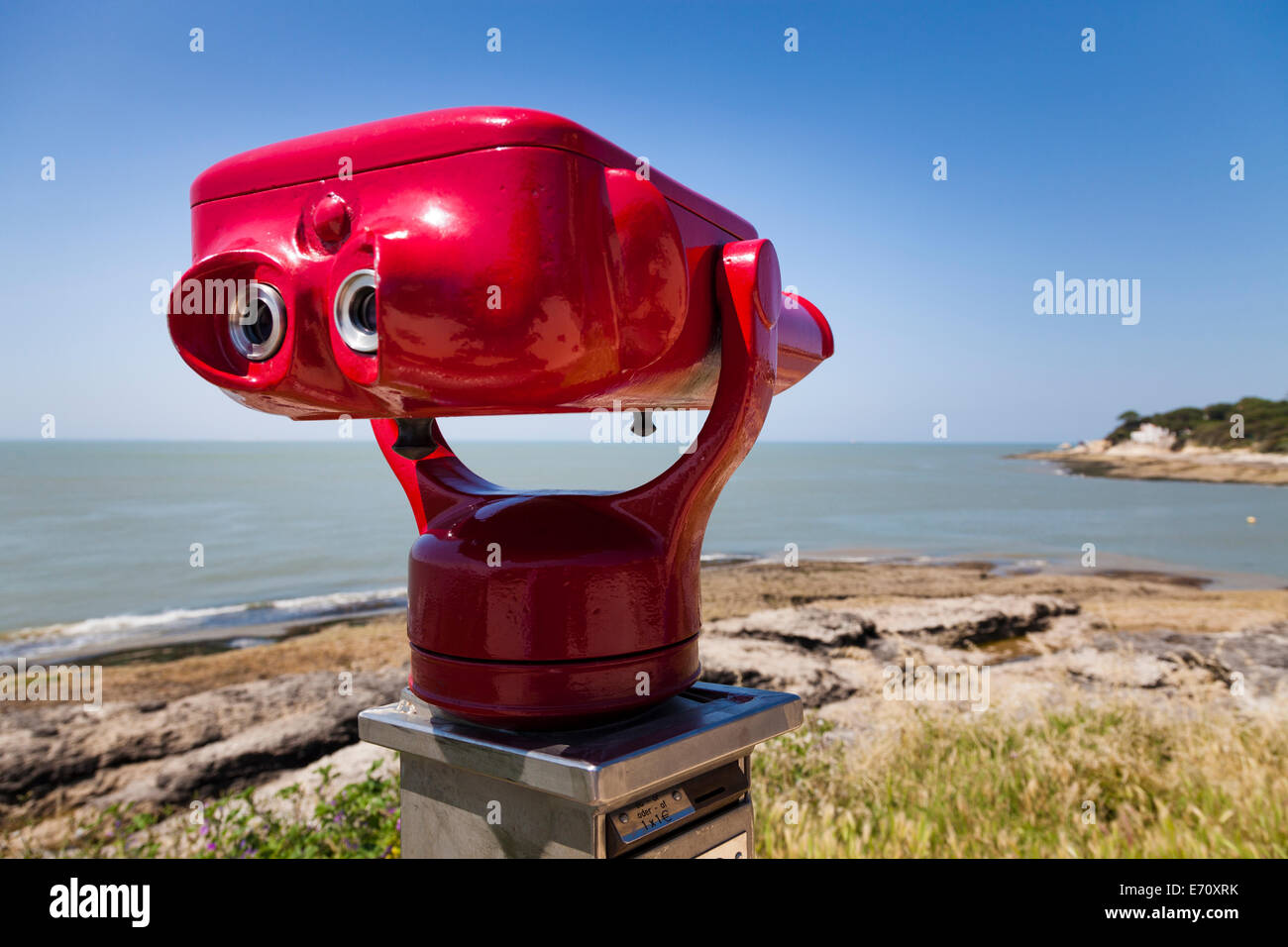 Seaside binoculars hires stock photography and images Alamy