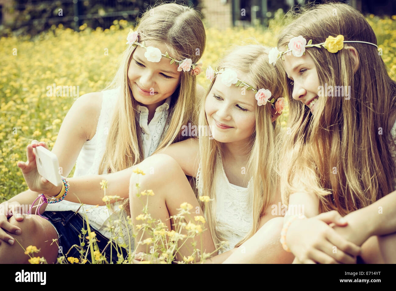 Three girls 10 selfie hi-res stock photography and images - Alamy