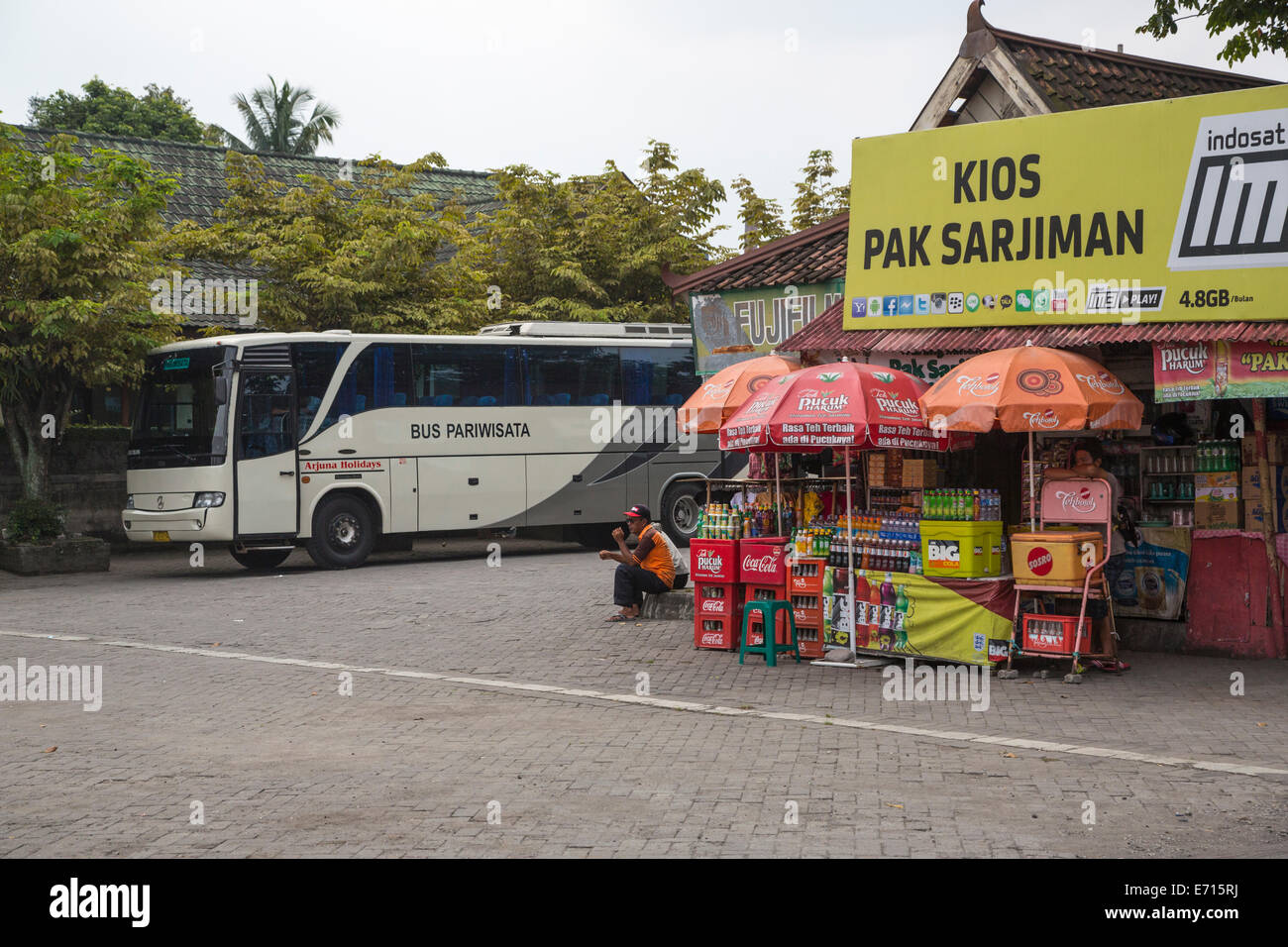 Yogyakarta, Java, Indonesia.  Tourist Bus ('Pariwisata') and Refreshment Stand at Entrance to Prambanan Temple Complex. Stock Photo