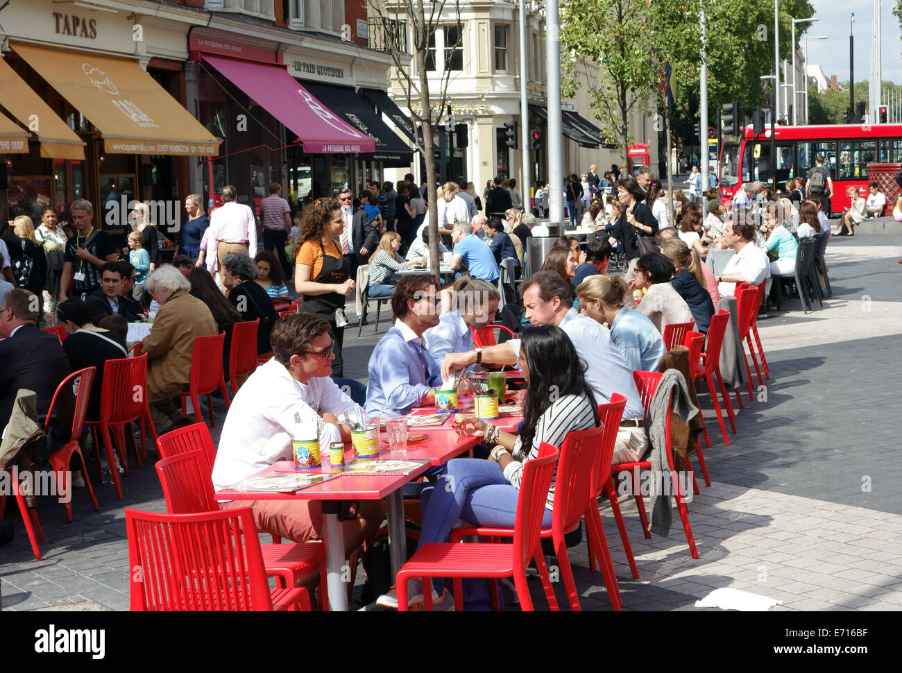 People having lunch 'al fresco' in Exhibition Road, South Kensington, London Stock Photo