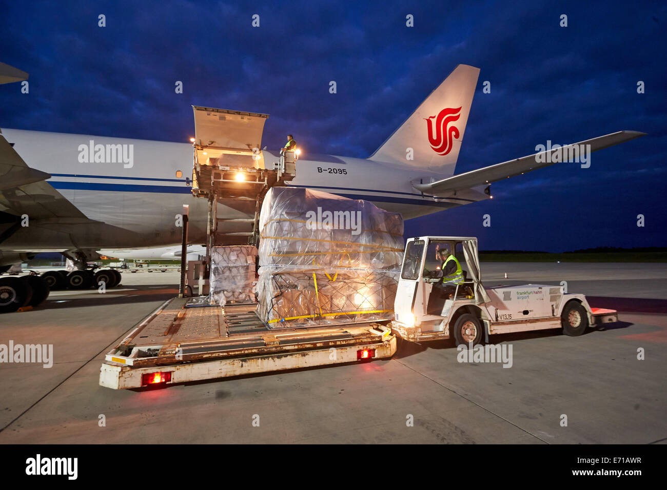 Перевозка грузов воздух. Авиаперевозки грузов. Воздушные перевозки грузов. Авиадоставка из Китая. Грузовой воздушный транспорт.