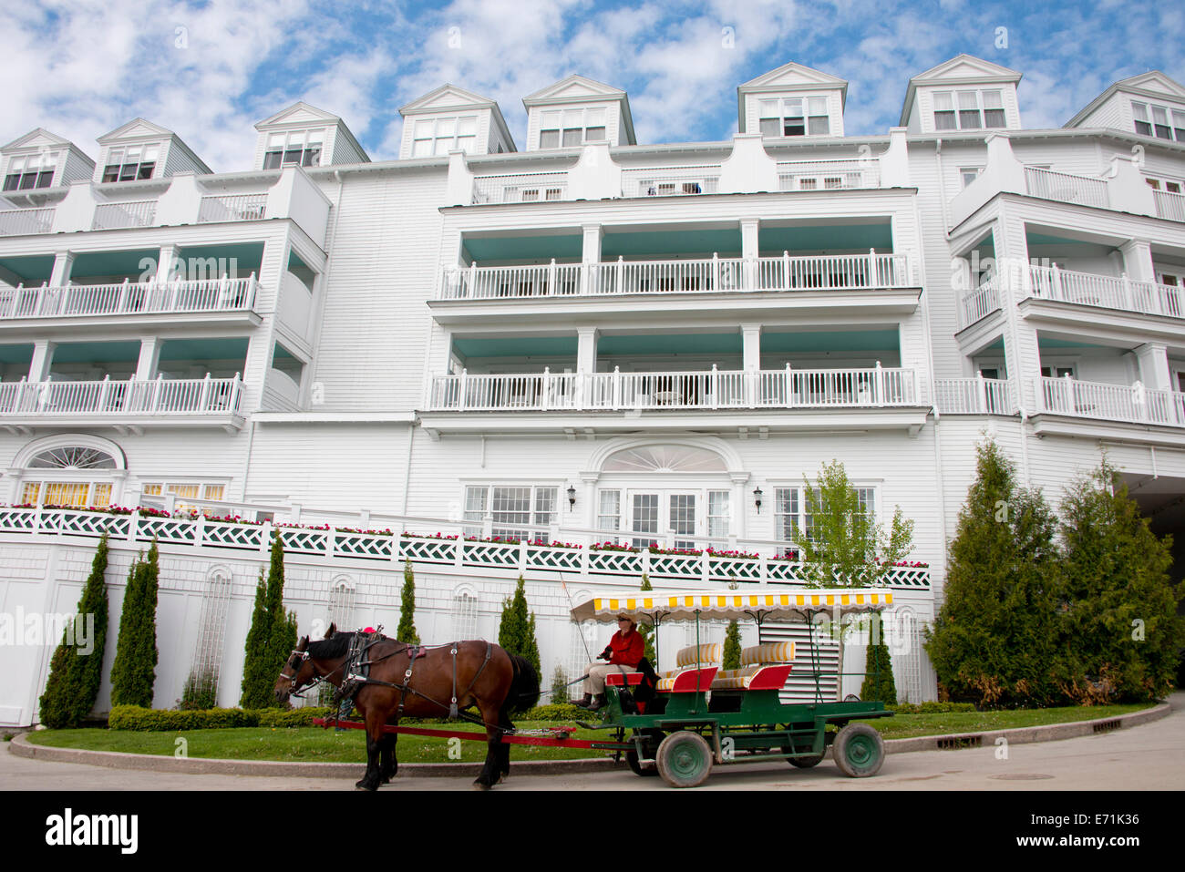 USA, Michigan, Mackinac Island. Traditional horse carriage in front of the historic landmark Grand Hotel. Stock Photo