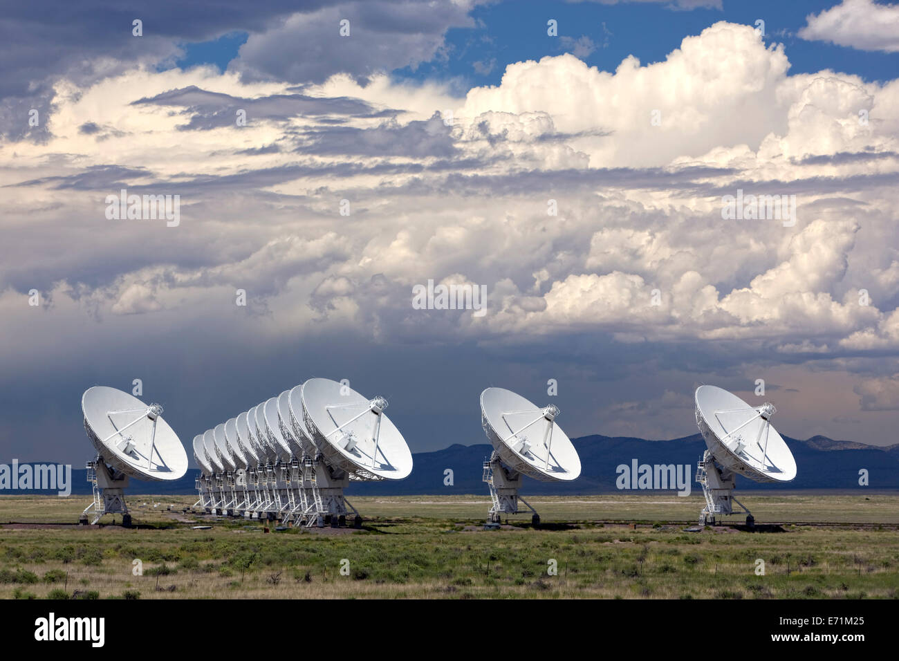 The VLA - Very Large Array - Radio Telescope in Socorro, New Mexico An astronomical interferometer is an array of telescopes or Stock Photo