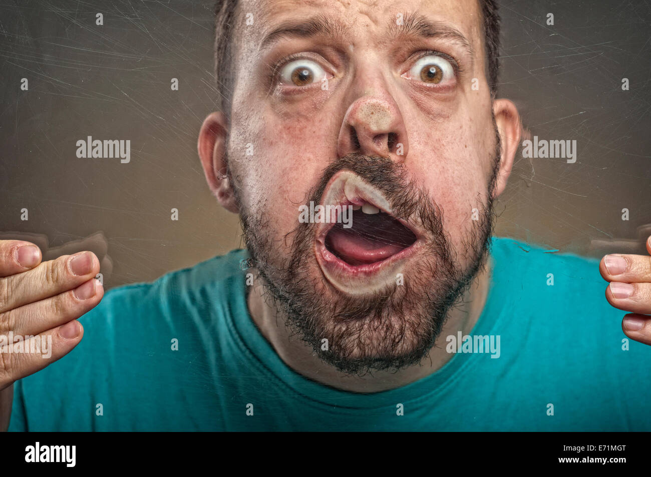 Жест постучать по голове. Стучит в дверь. Человек утыкается в стену. Девушка с руками у висков. Девушка с рукой у лба.