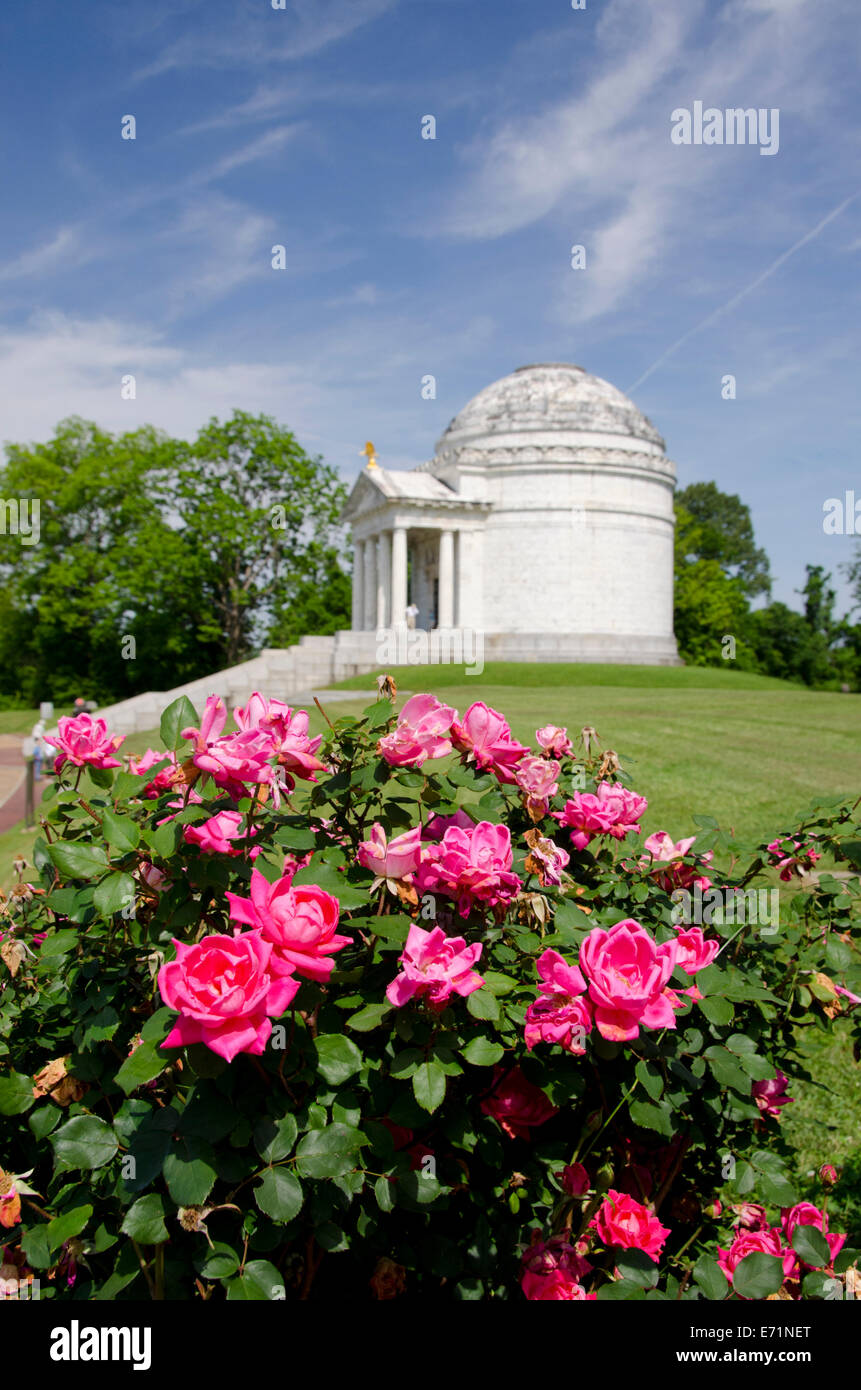 USA, Mississippi, Vicksburg. Vicksburg National Military Park, Illinois Memorial with pink roses. Stock Photo