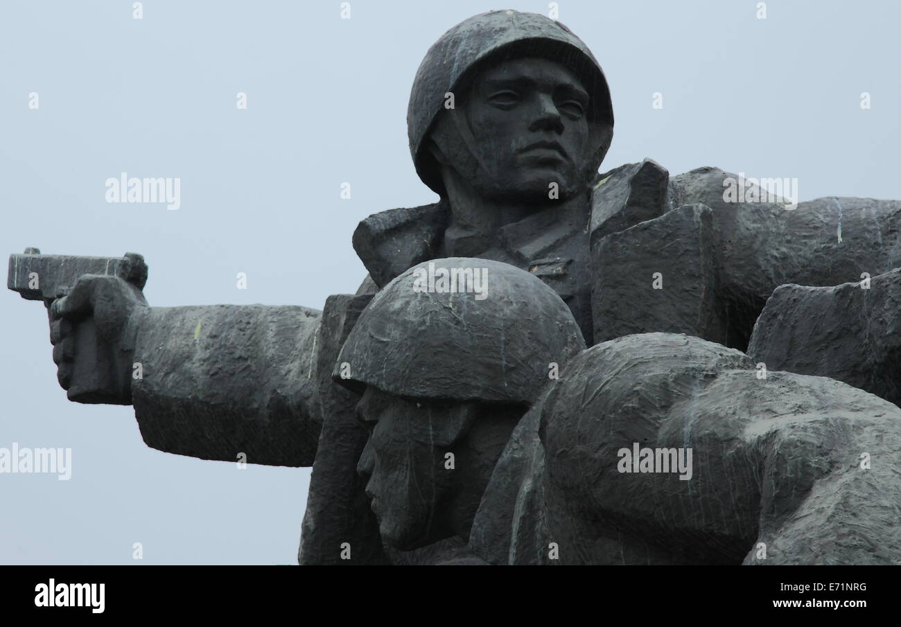 Statue of two soldiers holding weapons and leading a charge at the