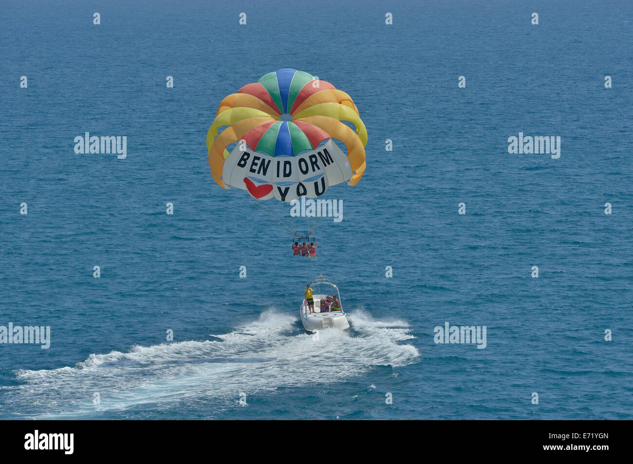 Excursion boat with paraglider, labeled "Benidorm loves you", Playa