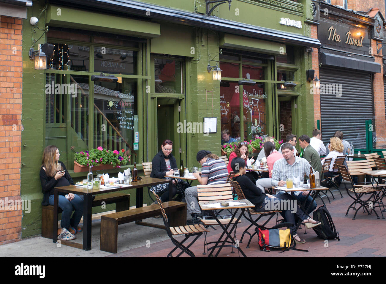 People sat outside a cafe in Dublin city, Ireland Stock Photo - Alamy