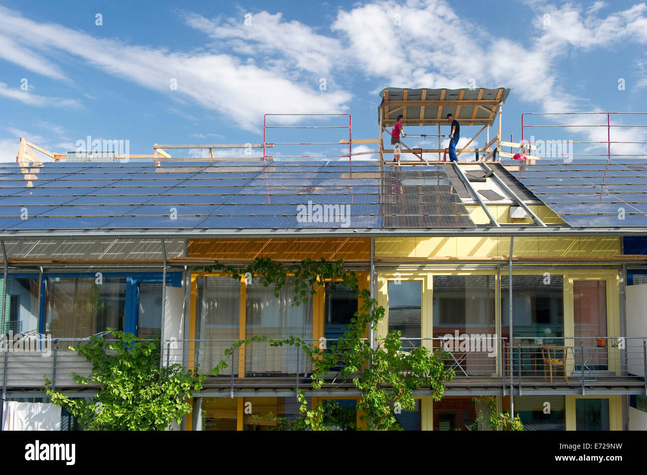 Solar panels being installed on a roof, solar village in the Vauban quarter, Freiburg im Breisgau, Baden-Württemberg, Germany Stock Photo