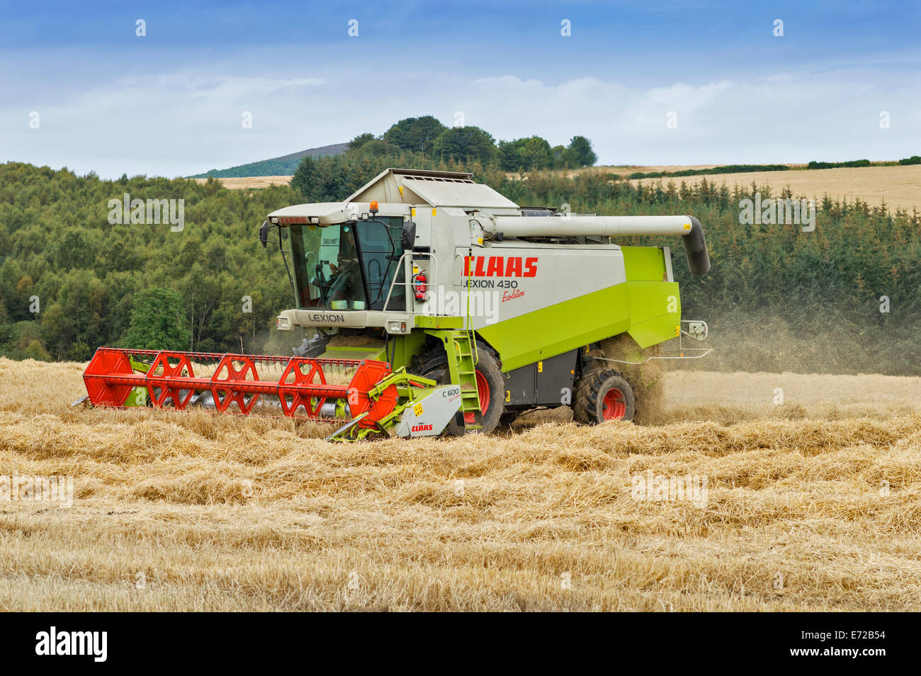 COMBINE HARVESTER ABERDEENSHIRE SCOTLAND COMPLETES THE MOWING OF A FIELD OF BARLEY Stock Photo