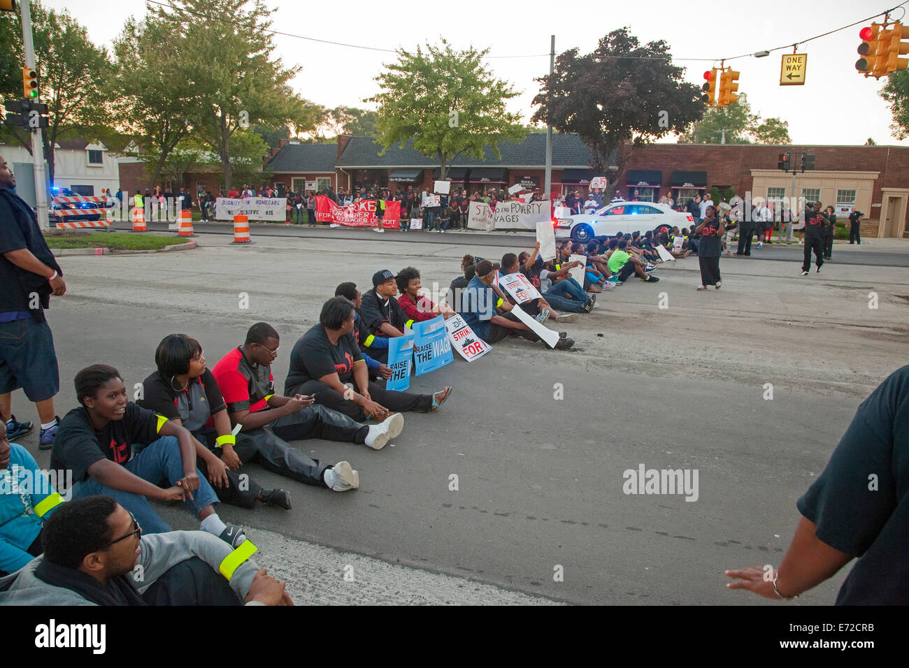 Detroit, Michigan, US. Fast food workers and supporters picketed a McDonald's restaurant and blocked traffic on Mack Avenue, demanding a higher wage of $15 an hour. Several dozen workers were arrested. Credit:  Jim West/Alamy Live News Stock Photo