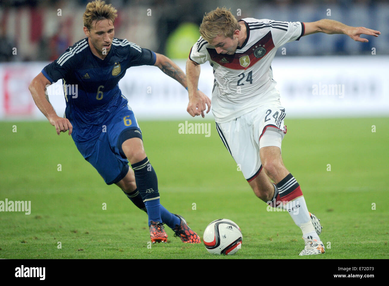 Duesseldorf, Germany. 03rd Sep, 2014. Argentina's Lucas Biglia (L) and Germany's Christoph Kramer vie for the ball during the international match between Germany and Argentina at Esprit Arena in Duesseldorf, Germany, 03 September 2014. Photo: Jonas Guettler/dpa/Alamy Live News Stock Photo