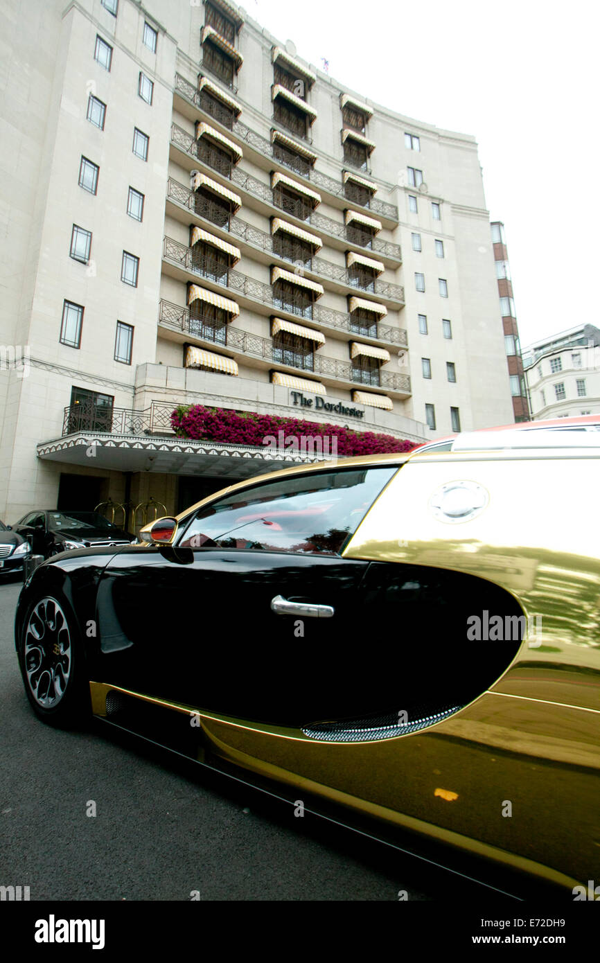 London Uk 4th September 2014 Arab Registered Gold Bugati With A Saudi Arabia License Plate Parked