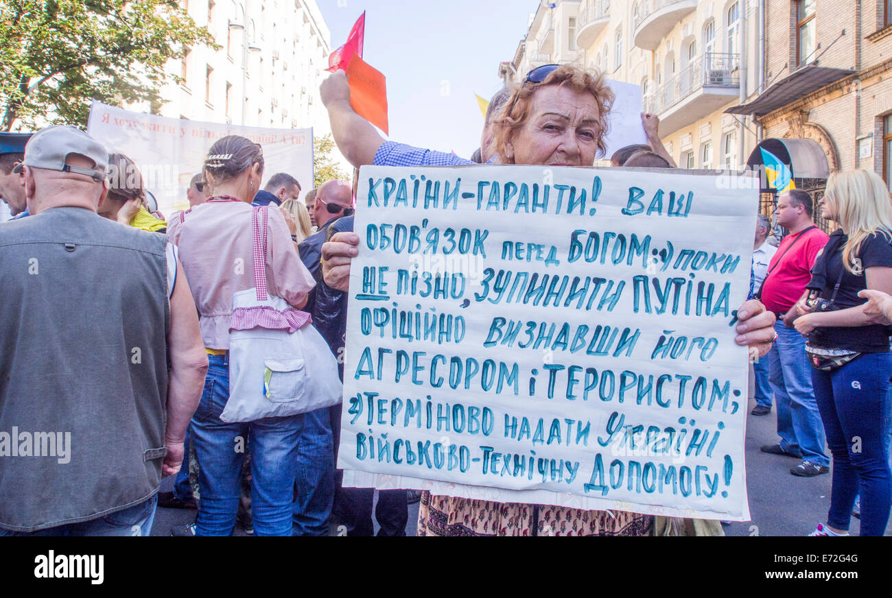 Kiev, Ukraine. 4th September, 2014. The protesters are demanding heavy weapons to volunteer battalions. --Dissatisfaction with the actions of President of Ukraine Petro Poroshenko and military leadership grows as Ukrainian military rapidly lose military conflict in the eastern provinces. Representatives of volunteer battalions and radical groups require to provide them with heavy weapons and equipment. Credit:  Igor Golovnov/Alamy Live News Stock Photo