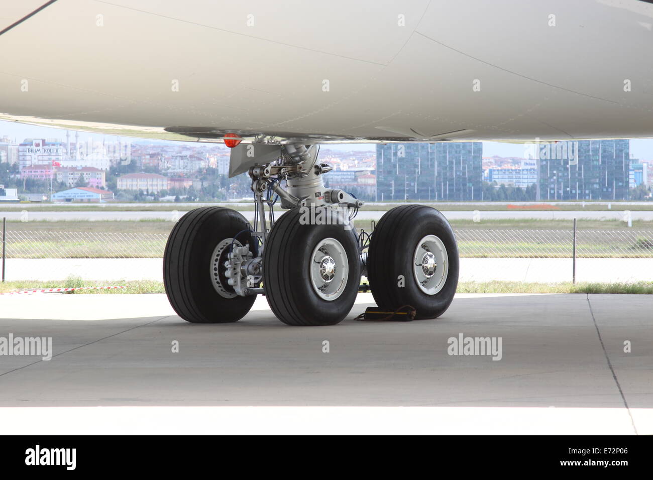Airplane landing gear hires stock photography and images Alamy