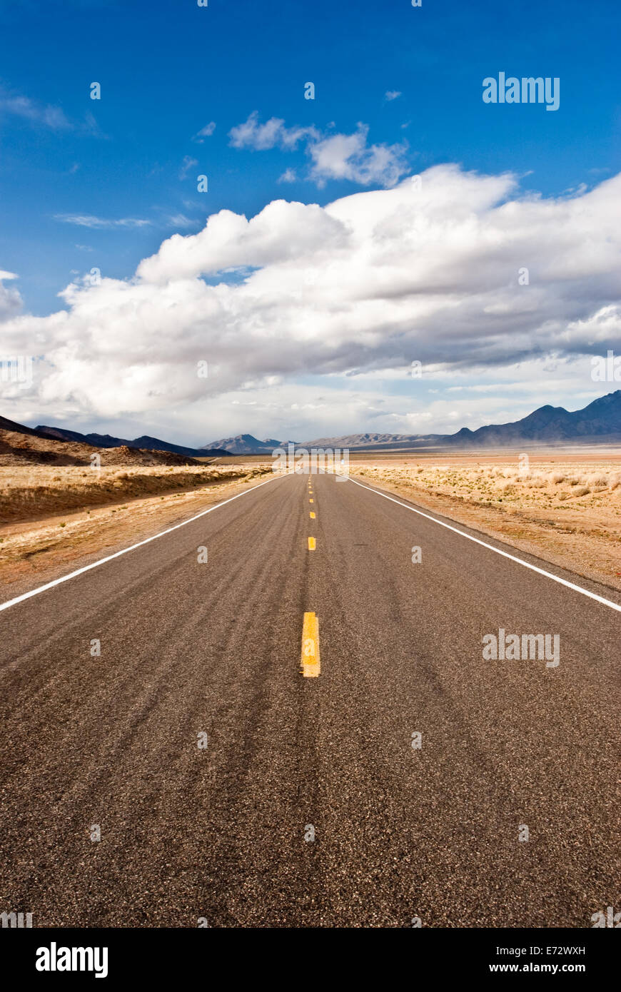 Lonely desert road usa hi-res stock photography and images - Alamy