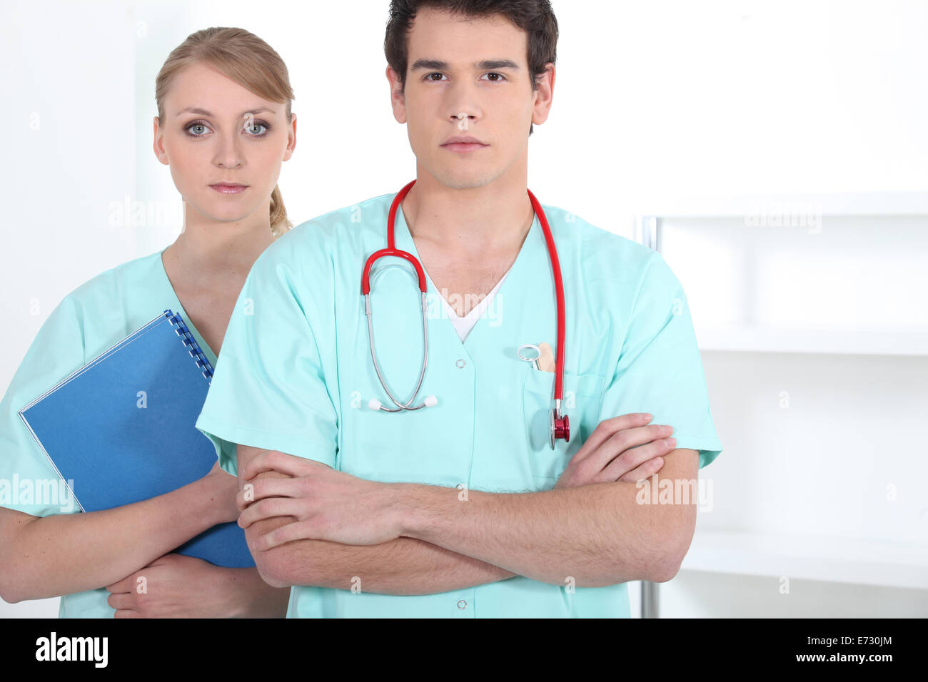 Медсестра с цветами. Парни пришли к медсестрам. Врач и медсестра. Беседа с медсестрой. Парни пришли к медсестрам.