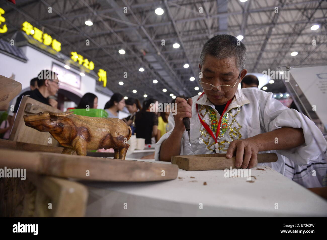 Nanchang, China's Jiangxi Province. 5th Sep, 2014. A craftsman demonstrates mould carving during the Jiangxi Tourism Product Fair in Nanchang, capital of east China's Jiangxi Province, Sept. 5, 2014. The three-day fair, which kicked off on Friday, presented more than 3,000 items of Chinese tourism commodities, including 38 intangible cultural heritage items in Jiangxi. © Zhou Mi/Xinhua/Alamy Live News Stock Photo
