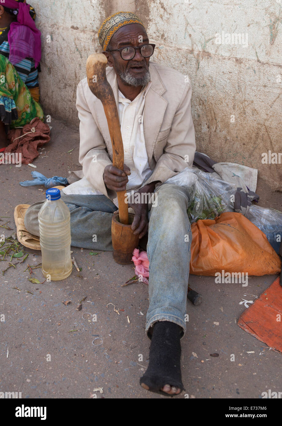 Old Man Without Teeth Crashing Some Qat In The Street, Harar, Ethiopia Stock Photo