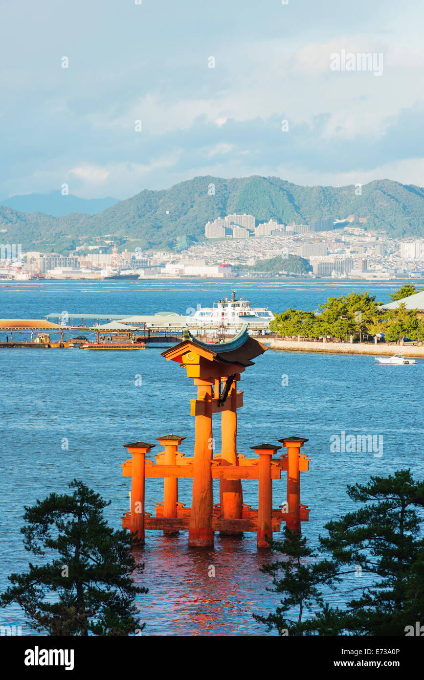 Torii gate of Itsukushima jinja Shinto Shrine, UNESCO Site, Miyajima Island, Hiroshima Prefecture, Honshu, Japan, Asia Stock Photo