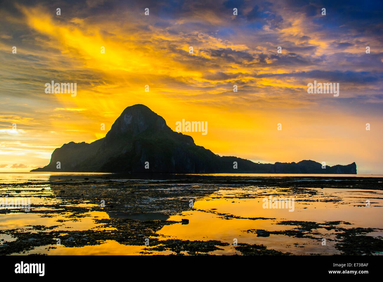 Dramatic sunset light over the bay of El Nido, Bacuit Archipelago, Palawan, Philippines, Southeast Asia, Asia Stock Photo