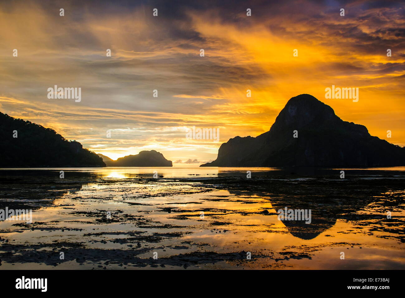 Dramatic sunset light over the bay of El Nido, Bacuit Archipelago, Palawan, Philippines, Southeast Asia, Asia Stock Photo