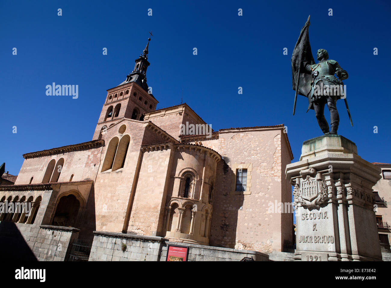 Spain, Castille Leon, Segovia, Statue of Juan Bravo by A.Marinas with Church of St Martin in the background. Stock Photo