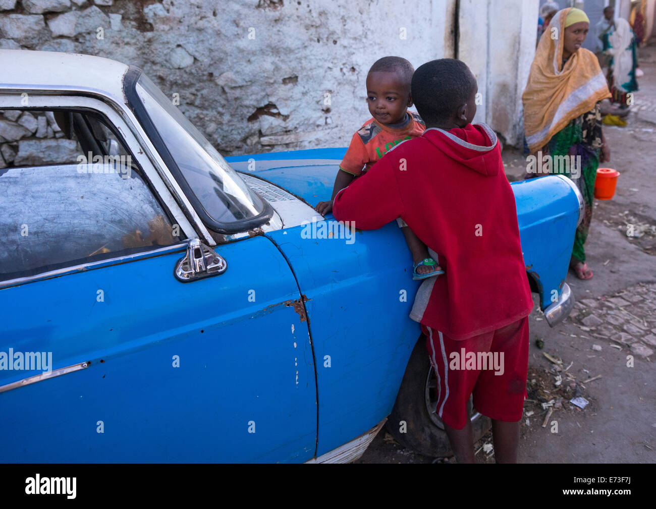 Children In Front Of An Old Peugeot 404, Harar, Ethiopia Stock Photo