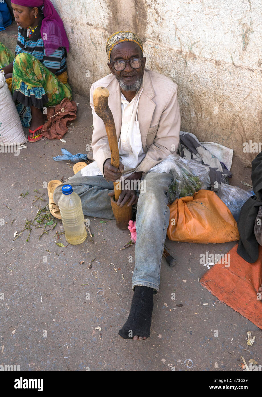 Old Man Without Teeth Crashing Some Qat In The Street, Harar, Ethiopia Stock Photo