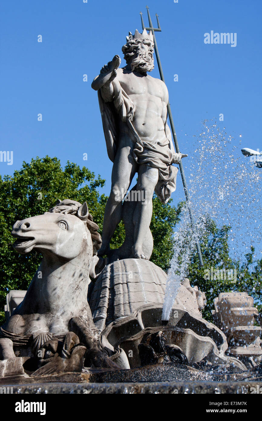 Spain, Madrid, The Fountain of Neptune at the Plaza de Canovas del