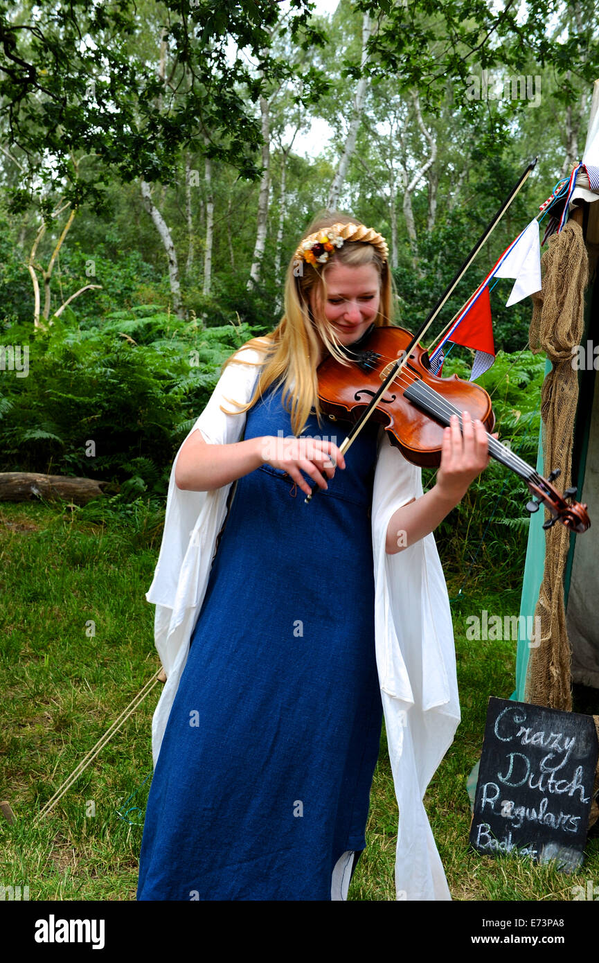 Girl violinist in white dress hi-res stock photography and images - Alamy