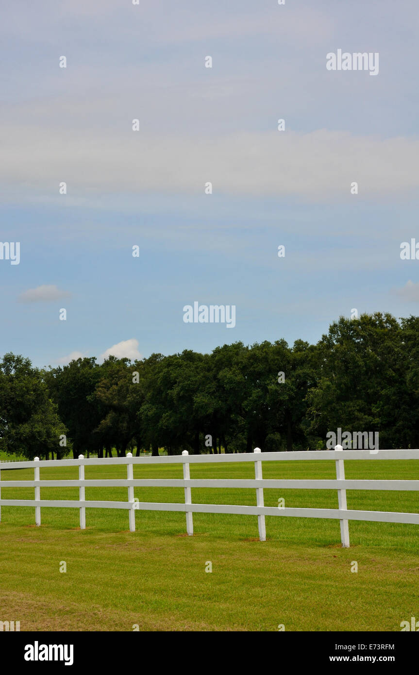 White ranch fence hi-res stock photography and images - Alamy