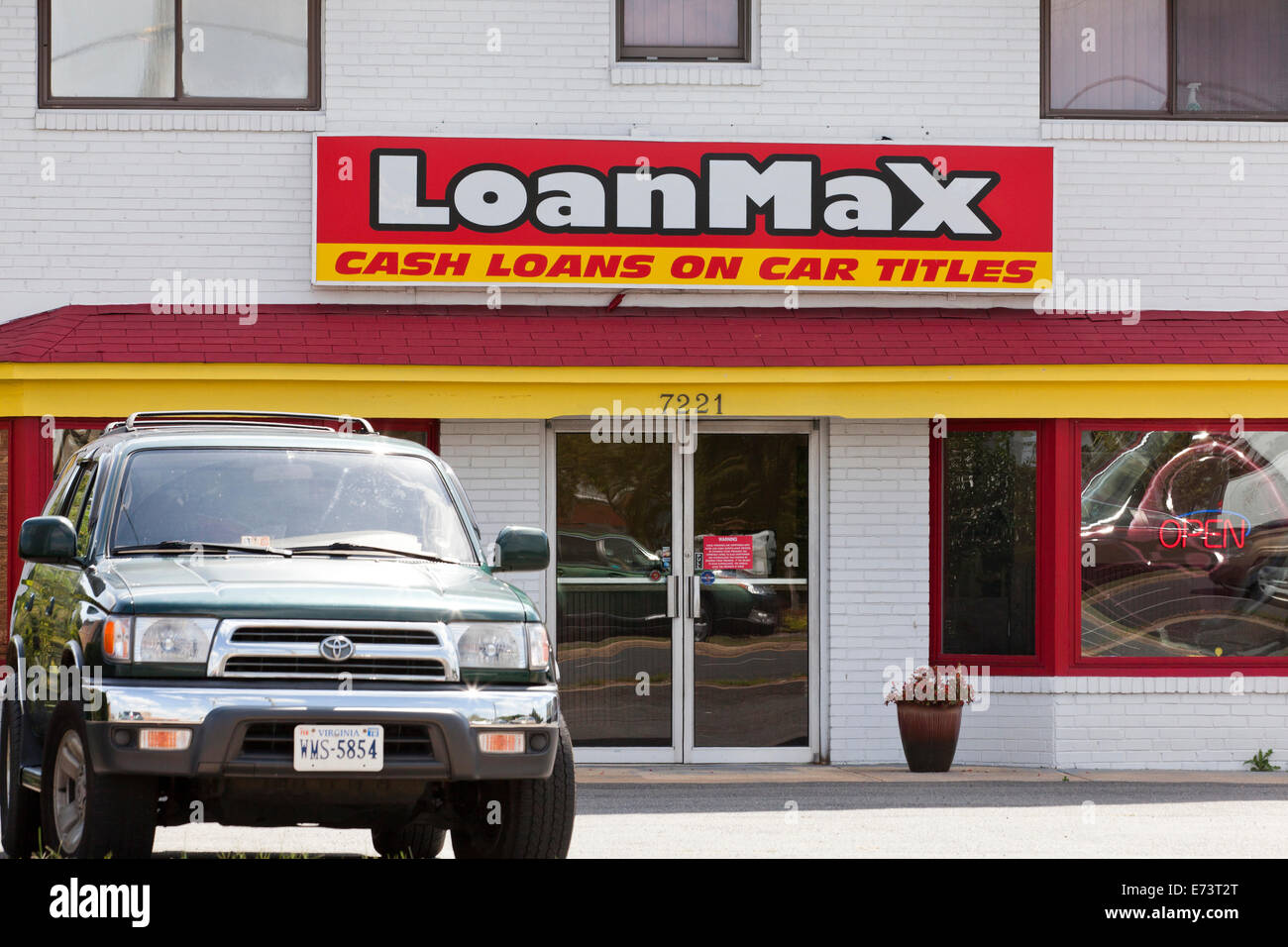 LoanMax car title loans office front - Virginia USA Stock Photo
