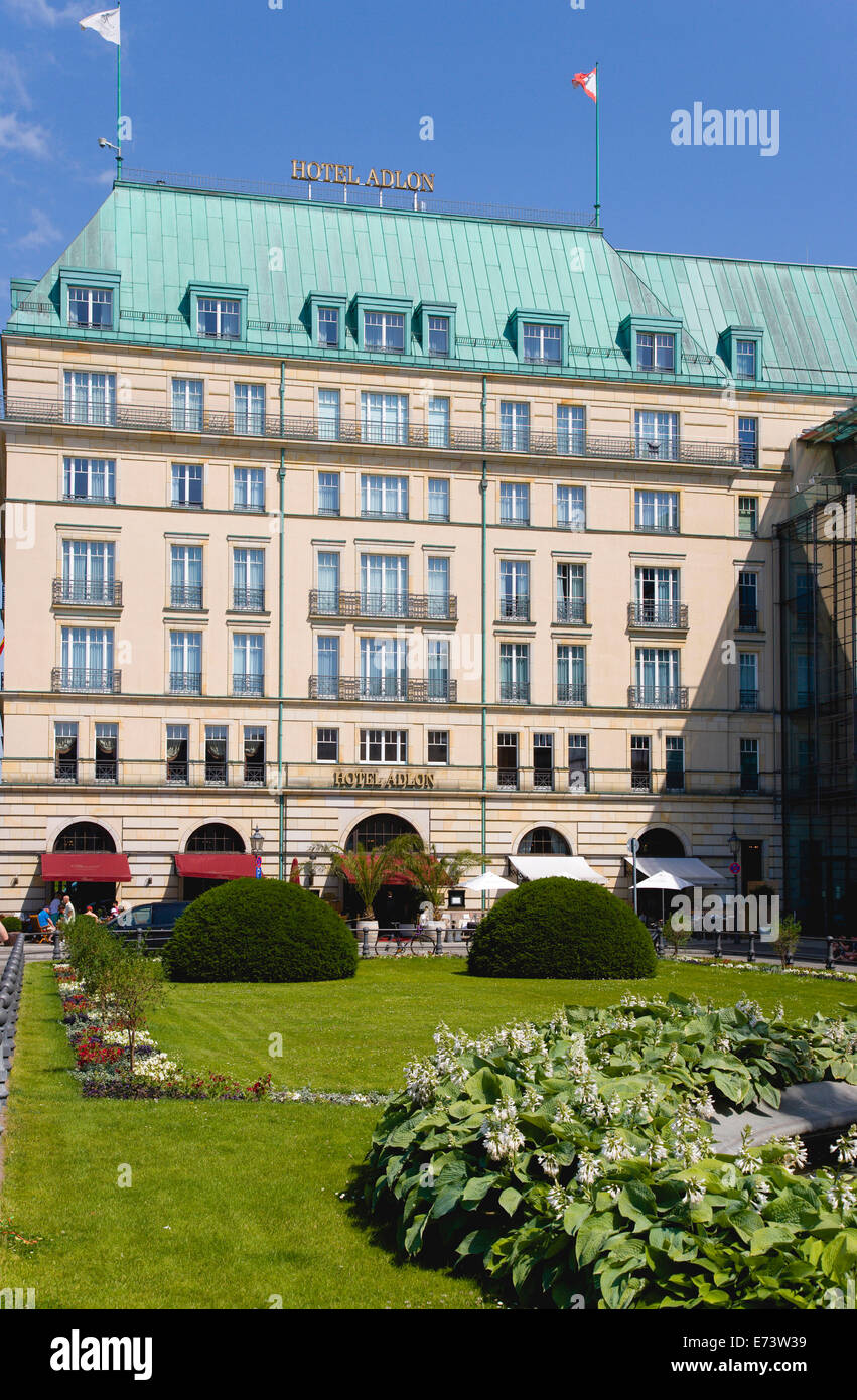 Germany, Berlin, Mitte, the rebuilt five star Hotel Adlon Kempinski on the corner of Unter den Linden and Pariser Platz. Stock Photo