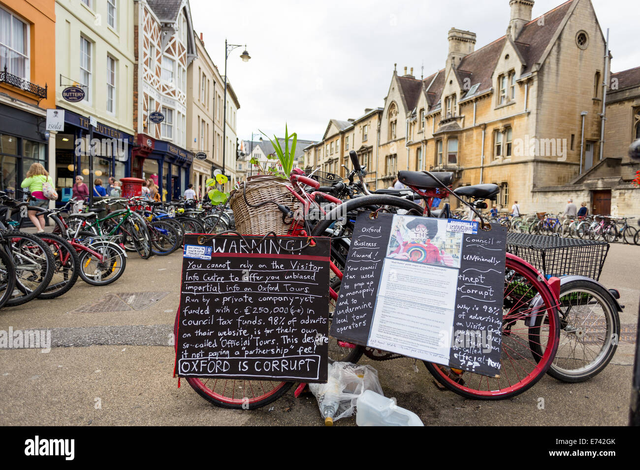 Oxford tour company, Mad Hatter Tours, mounts a protest against Oxford City Council on a bicycle Stock Photo