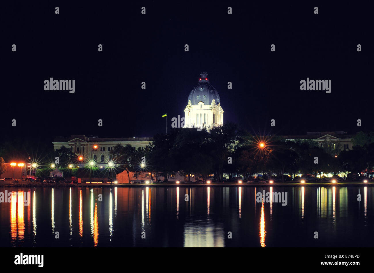 Night view of Saskatachewan Legislative Building over Wascana Lake, Regina, Sask., Canada. The Building was built between 1908 a Stock Photo