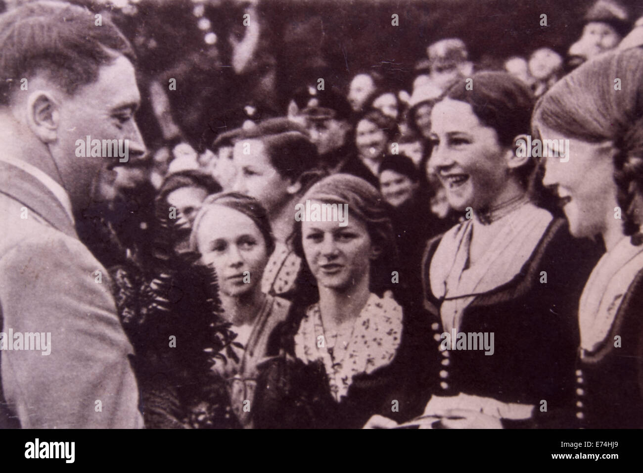 germany-6th-sep-2014-circa-1942-adolf-hitler-talking-to-young-girls-E74HJ9.jpg