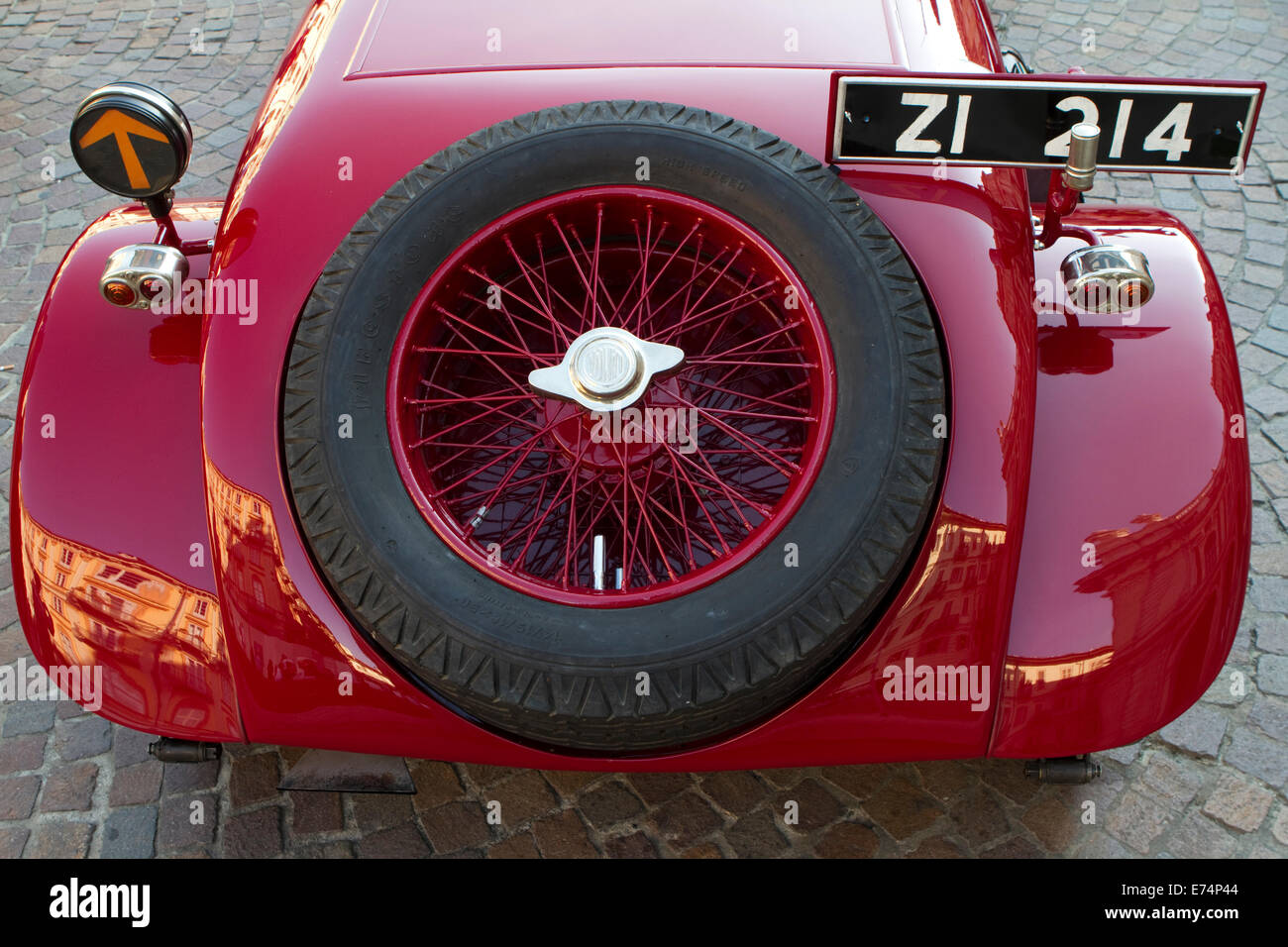 https://c8.alamy.com/comp/E74P44/torino-italy-6th-september-2014-the-spare-tyre-on-a-1926-lancia-lambda-E74P44.jpg