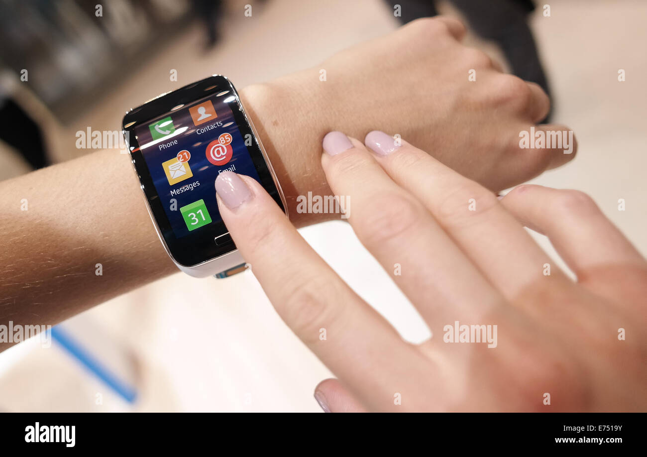 Samsung watch 5 hi-res stock photography and images - Alamy