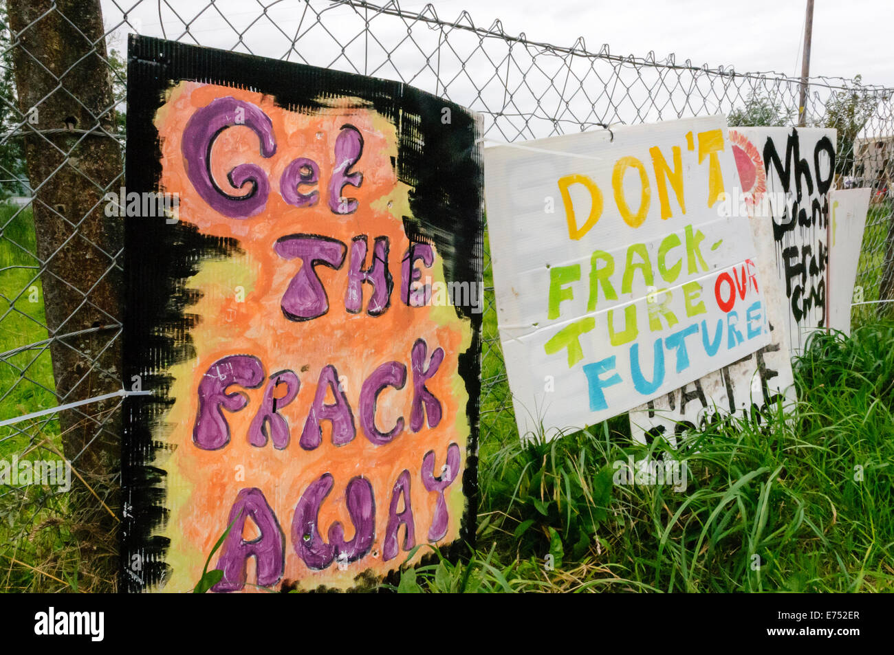 Belcoo, Northern Ireland. 2nd September 2014 - Signs on the fence at an anti-Fracking campaign at quarry owned by Tamboran Stock Photo
