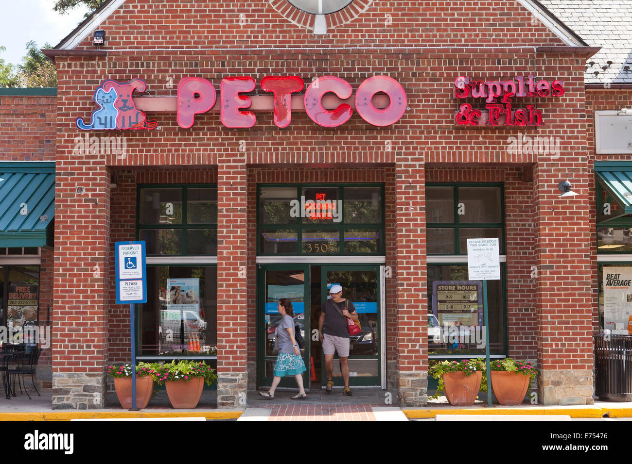 PETCO storefront Washington, DC USA Stock Photo Alamy