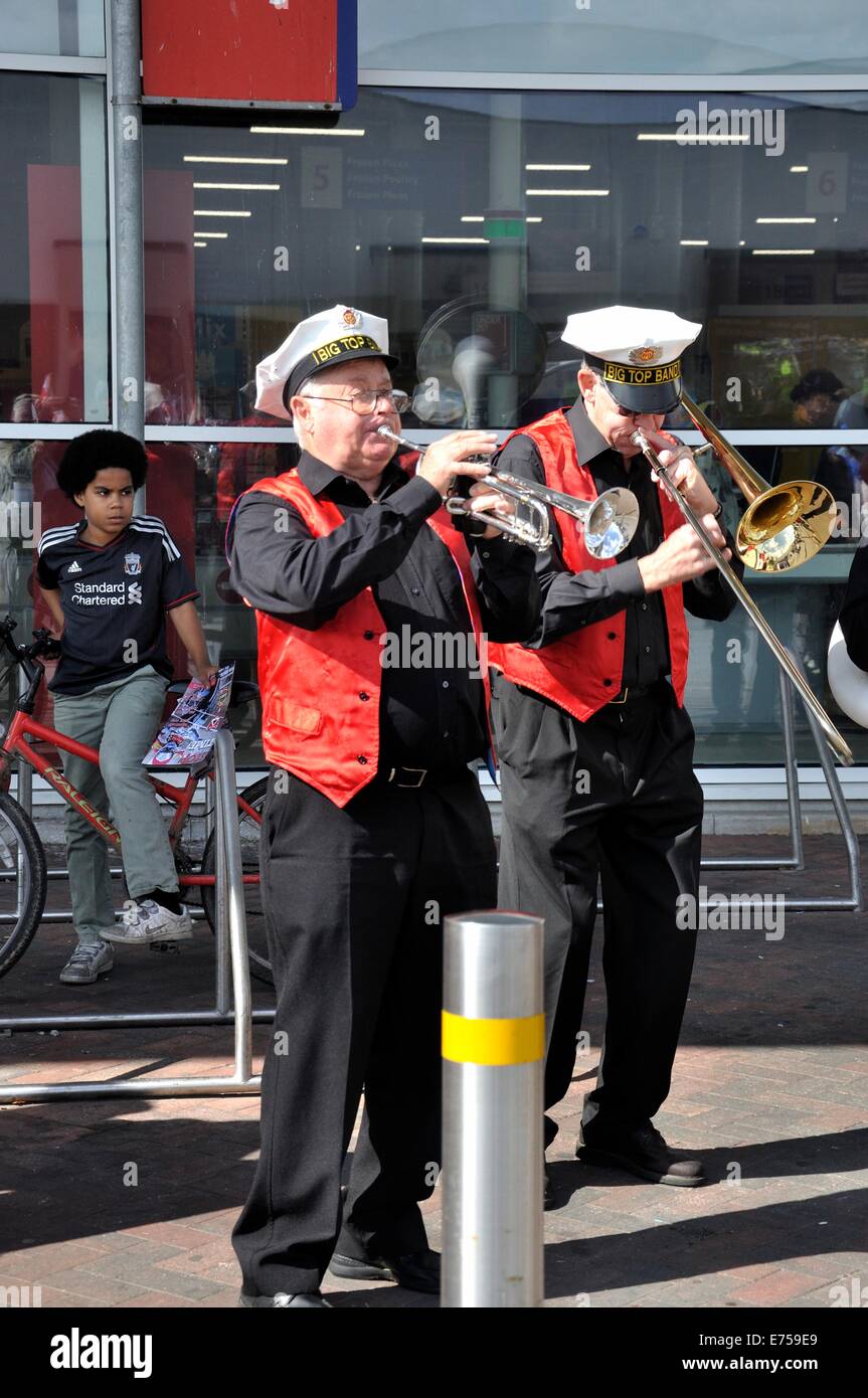 Gorton, Manchester, UK. 7th Sep, 2014. Gorton Carnival Parade on way to Debdale Park, with a stop on Tesco car park, Gorton, for several of the groups in the parade to perform for spectators.-Two of the musicians entertaining spectators outside Tesco Stock Photo