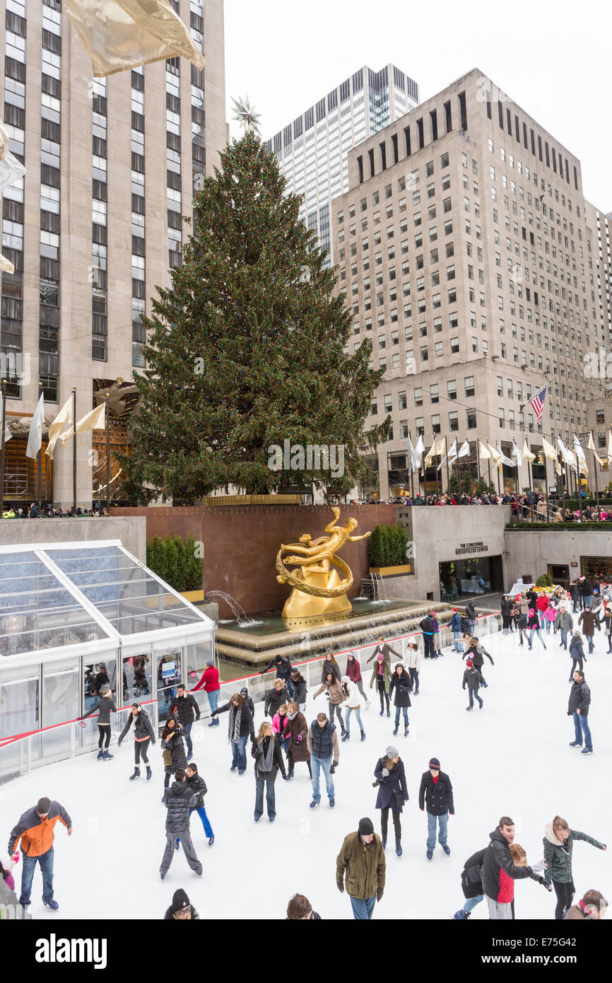 Ice skaters skating on the ice rink at The Concourse at the Rockefeller Center, New York, USA Stock Photo